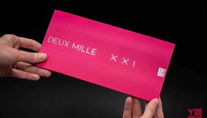 Carte de vœux rose vif avec typographie blanche "DEUX MILLE XXI",