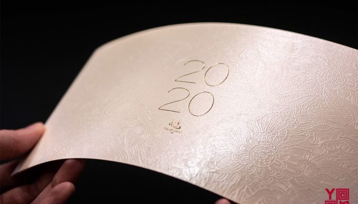 Carte de vœux 2020 beige en papier gaufré floral avec numérotation dorée